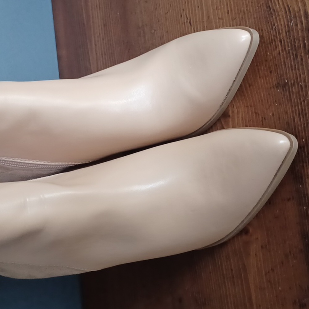 Lulu's boots - Picture 2 of 15